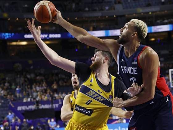 06 09 2022, Bosnia and Herzegovina vs France, FIBA EuroBasket 2022 , Germany, Koeln, Lanxess Arena, In picture from left Jusuf Nurkic BIH, 0 and Rudy Gobert FRA, 27 Copyright: HMBxMedia xHeikoxBecker