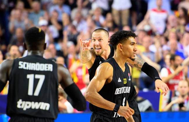 Daniel THEIS GER gesture, gesture, v l Dennis SCHROEDER Schröder GER , Daniel THEIS GER , Maodo LO GER Lithuania LTU Germany GER 109 107 n V , preliminary round group B, on 04 09 2022 in Cologne Basketball European Championship EuroBasket 2022 in Germany, from 01 09 18 09 2022 Â