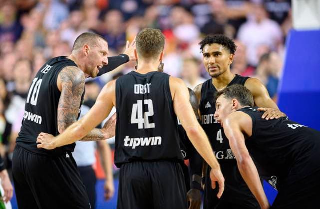 v l Daniel THEIS GER , Andreas OBST GER , Maodo LO GER , Franz WAGNER GER Gesture, gesture, gesture Lithuania LTU Germany GER 109 107 n V , preliminary round group B, on 04 09 2022 in Cologne Basketball European Championship EuroBasket 2022 in Germany, from 01 09 18 09 2022 Â