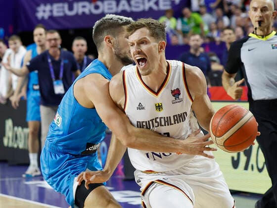 06 09 2022, Germany vs Slovenia, FIBA EuroBasket 2022 , Germany, Koeln, Lanxess Arena, In picture from left Aleksej Nikolic SLO, 6 and Andreas Obst GER, 42 Copyright: HMBxMedia xHeikoxBecker