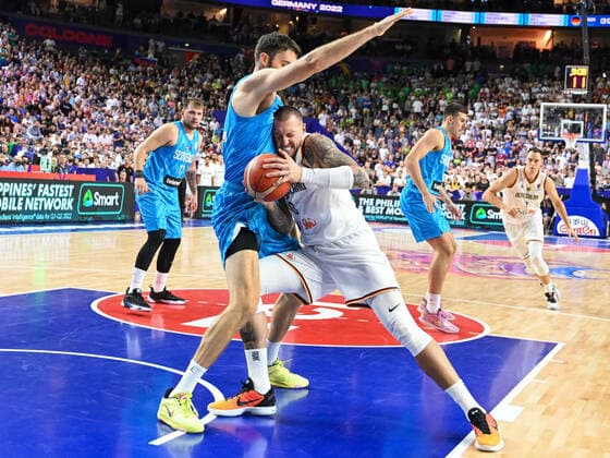 Sport Themen der Woche KW36 Sport Bilder des Tages Mike Tobey (Team Slovenia, 10) gegen Daniel Theis (Team Germany, 10). DahinterbLuca Doncic (Team Slovenia, 77) und Johannes Voigtmann (Team Germany, 07). Deutschland vs. Slowenien, Basketball, Europameisterschaft 2022, FIBA EUROBASKET 2022, Gruppenphase, Gruppe B, Spiel B 10, 06.09.2022 Deutschland vs. Slowenien, Basketball, Europameisterschaft 2022, FIBA EUROBASKET 2022, Gruppenphase, Gruppe B, Spiel B 10, 06.09.2022 Koeln *** Mike Tobey Team Slovenia, 10 vs Daniel Theis Team Germany, 10 BehindbLuca Doncic Team Slovenia, 77 and Johannes Voigtmann Team Germany, 07 Germany vs Slovenia, Basketball, European Championship 2022, FIBA EUROBASKET 2022, Group Stage, Group B, Game B 10, 06 09 2022 Germany vs Slovenia, Basketball, European Championship 2022, FIBA EUROBASKET 2022, Group Stage, Group B, Game B 10, 06 09 2022 Koeln Copyright: xThomasxHaeslerx EP_EER