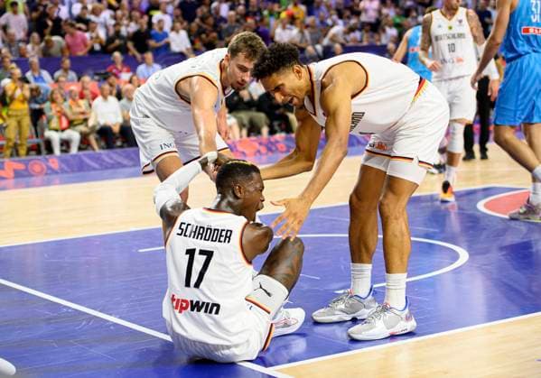 Cheers GER, f l Franz WAGNER GER , Dennis SCHROEDER Schröder GER , Maodo LO GER Germany GER Slovenia SLO , preliminary round group B, on 06 09 2022 in Cologne Basketball European Championship EuroBasket 2022 in Germany, from 01 09 18 09 2022 Â
