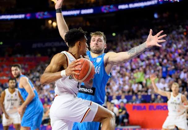 No chance for Maodo LO GER against DONCIC Luka SLO , Action, duel, Germany GER Slovenia SLO , Preliminary round group B, on 06 09 2022 in Cologne Basketball European Championship EuroBasket 2022 in Germany, from 01 09 18 09 2022 Â