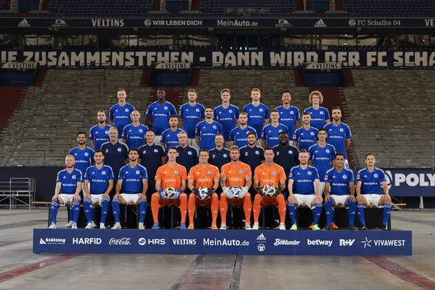 FC Schalke 04 1 BL, Porträttermin 2022 2023, Team photo Top row from left , Sebastian Polter FC Schalke 04 , Ibrahima Cisse FC Schalke 04 , Simon Terodde FC Schalke 04 , Marius Bülter FC Schalke 04 , Sepp van den Berg FC Schalke 04 , Maya Yoshida FC Schalke 04 , Alex Kral FC Schalke 04 2 row from top from left , Dominick Drexler FC Schalke 04 , Henning Matriciani FC Schalke 04 , Jordan Larsson FC Schalke 04 , Marcin Kaminski Schalke 04 , Thomas Ouwejan Schalke 04 , Florian Flick Schalke 04 , Tom Krauß FC Schalke 04 , Tom Krauss, Kenan Karaman FC Schalke 04 3 row from top left , Danny Latza FC Schalke 04 , Goalkeeping coach Simon Henzler Schalke 04 , Co coach Beniamino Molinari FC Schalke 04 , Co coach Mike Büskens FC Schalke 04 , Coach Frank Kramer FC Schalke 04 , Co coach Matthias Kreutzer FC Schalke 04 , Gerald Asamoah Head of Licensing FC Schalke 04 , Leo Greiml FC Schalke 04 Bottom row from left , Florent Mollet FC Schalke04 , Mehmet Can Aydin FC Schalke 04 , Kerim Calhanoglu FC Schalke 04 , Goalkeeper Justin Heekeren FC Schalke 04 , Goalkeeper Alexander Schwolow Schalke 04 , Goalkeeper Ralf Fährmann Schalke 04 , Goalkeeper Michael Langer FC Schalke 04 , Tobias Mohr FC Schalke 04 , Rodrigo Zalazar Schalke 04 , Cedric Brunner Schalke 04 Gelsenkirchen Nordrhein Westfalen Germany Team2