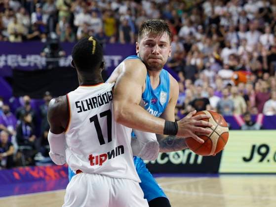 06 09 2022, Germany vs Slovenia, FIBA EuroBasket 2022 , Germany, Koeln, Lanxess Arena, In picture from left Dennis Schroeder GER, 17 and Luka Doncic SLO, 77 Copyright: HMBxMedia xHeikoxBecker