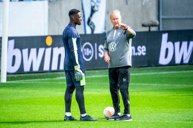 220907 Goalkeeper Ismael Diawara and head coach Age Hareide during a training session with Malmö FF on September 7, 2022 in Malmö Photo Christian Örnberg BILDBYRAN COP 166 CO0226 football football soccer fotball uefa europa league training practice training malmö ff bbeng,  Copyright: CHRISTIANxÖRNBERG BB220907CO012