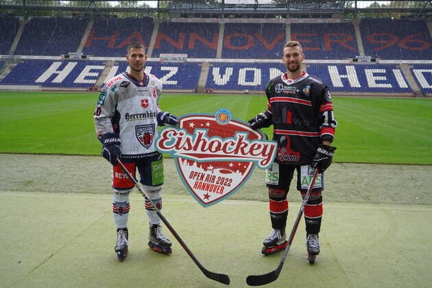 Sport Themen der Woche KW36 Sport Bilder des Tages (dpa) - In der Heinz-von-Heiden-Arena von Fußball-Club Hannover 96 kommt es zwischen den Eishockey-Oberligisten Scorpions und den Indians zum Derby. Am 17. Dezember (18.00 Uhr) findet das Spiel statt, wie die Neue Presse am Dienstag berichtete. Die Partie in der Arena des Fußball-Zweitligisten, die etwa 49 000 Plätze fasst, steigt damit unter freiem Himmel. Um das Stadion voll zu bekommen, sollen die Musikinterpreten Alle Farben , Fury in the Slaughterhouse und Culcha Candela auf der Bühne auftreten. Der Derby-Zuschauerrekord des Spiels stammt nach Angaben der Zeitung aus dem Dezember 2013, als die Scorpions in der TUI-Arena mit 4:1 vor knapp 8000 Zuschauern gewannen. dpa-infocom, dpa:220906-99-648954 2 Eishockey-Derby im 96-Stadion: Scorpions treffen auf Indians *** dpa In the Heinz von Heiden Arena of soccer club Hannover 96 it comes between the ice hockey Oberligisten Scorpions and the Indians to the derby On 17 December 18 00 clock the game takes place, as reported by the Neue Presse on Tuesday The game in the arena of the soccer Zweitligisten, which holds about 49 000 seats, thus rises under the open sky To get the stadium full, the music performers Alle Farben , Fury in the Slaughterhouse and Culcha Candela are to perform on stage The derby crowd record for the game dates back to December 2013, according to the newspaper, when the Scorpions won 4 1 in front of nearly 8,000 spectators at the TUI Arena dpa infocom, dpa 220906 99 648954 2 Ice field hockey derby in 96 stadium Scorpions meet Indians