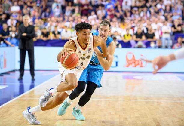 v l Maodo LO GER , DRAGIC Goran SLO , duel, action, Germany GER Slovenia SLO 80 88, preliminary round group B, on 06 09 2022 in Cologne Basketball European Championship EuroBasket 2022 in Germany, from 01 09 18 09 2022 Â