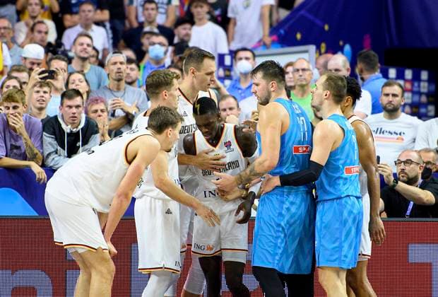 Dennis SCHROEDER Schröder GER after a scuffle, f l Franz WAGNER GER , Andreas OBST GER , Johannes VOIGTMANN GER , Dennis SCHROEDER Schröder GER , DONCIC Luka SLO , dispute, Zoff, Germany GER Slovenia SLO 80 88, preliminary round group B, on 06 09 2022 in Cologne Basketball European Championship EuroBasket 2022 in Germany, from 01 09 18 09 2022 Â