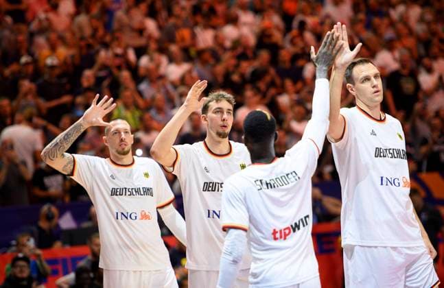 v.l. Daniel THEIS (GER), Franz WAGNER (GER), Dennis SCHROEDER (Schröder) (GER), Johannes VOIGTMANN (GER) klatschen sich ab, Deutschland (GER) - Slowenien (SLO) 80:88, Vorrunde Gruppe B, am 06.09.2022 in Koeln. Basketball Europameisterschaft EuroBasket 2022 in Deutschland, vom 01.09. - 18.09.2022. Â *** v l Daniel THEIS GER , Franz WAGNER GER , Dennis SCHROEDER Schröder GER , Johannes VOIGTMANN GER high-five each other, Germany GER Slovenia SLO 80 88, preliminary round group B, on 06 09 2022 in Cologne Basketball European Championship EuroBasket 2022 in Germany, from 01 09 18 09 2022 Â