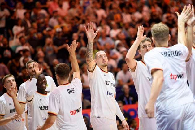 v l Justus HOLLATZ GER , Jonas WOHLFARTH BOTTERMANN GER , Dennis SCHROEDER Schröder GER , Andreas OBST GER , Daniel THEIS GER , Franz WAGNER GER , Christian SENGFELDER GER high-five each other, Germany GER Slovenia SLO 80 88, preliminary round group B, on 06 09 2022 in Cologne Basketball European Championship EuroBasket 2022 in Germany, from 01 09 18 09 2022 Â