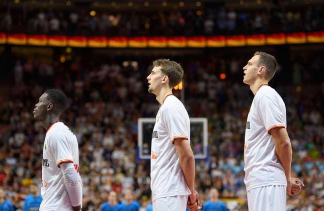 f l Dennis SCHROEDER Schröder GER , Franz WAGNER GER , Johannes VOIGTMANN GER waerend national anthem, anthem, Germany GER Slovenia SLO 80 88, preliminary round group B, on 06 09 2022 in Cologne Basketball European Championship EuroBasket 2022 in Germany, from 01 09 18 09 2022 Â