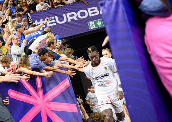 Feature, run-in team GER, fans clap off, Dennis SCHROEDER Schröder GER Germany GER Slovenia SLO 80 88, preliminary round group B, on 06 09 2022 in Cologne Basketball European Championship EuroBasket 2022 in Germany, from 01 09 18 09 2022 Â