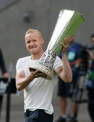 Bilder des Jahres 2022, Sport 09 September Sport Themen der Woche KW36 Sport Bilder des Tages 07.09.2022, Fußball, UEFA Champions League, Gruppenphase, Gruppe D, Eintracht Frankfurt - Sporting Lissabon, Saison 2022 23, Deutsche Bank Park, Frankfurt Main, Deutschland, zmdz, Sebastian Rode (Eintracht Frankfurt) präsentiert kurz den Europa-Pokal im Stadion, Eintracht Frankfurt - Sporting Lissabon *** 07 09 2022, soccer, UEFA Champions League, group stage, group D, Eintracht Frankfurt Sporting Lisbon, season 2022 23, Deutsche Bank Park, Frankfurt Main, Germany, zmdz, Sebastian Rode Eintracht Frankfurt briefly presents the European Cup at the stadium, Eintracht Frankfurt Sporting Lisbon
