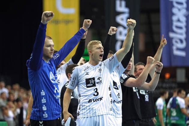 Sport Themen der Woche KW36 Sport Bilder des Tages SC DHfK Leipzig vs.THW Kiel, Liqui Moly HBL, 07.09.22 Handball, Liqui Moly HBL, 1. Bundesliga, Saison 2022 2023, 2. Spieltag: SC DHfK Leipzig vs. THW Kiel am 07.09.22 in der Quarterback Immobilien Arena Leipzig. Im Bild: Sven EHRIG (3, THW Kiel) jubelt mit der Bank von Kiel. *** SC DHfK Leipzig vs THW Kiel, Liqui Moly HBL, 07 09 22 Handball, Liqui Moly HBL, 1 Bundesliga, season 2022 2023, 2 matchday SC DHfK Leipzig vs THW Kiel on 07 09 22 in the Quarterback Immobilien Arena Leipzig In the picture Sven EHRIG 3, THW Kiel cheers with the bench of Kiel Copyright: xBEAUTIFULxSPORTS JanxKaeferx