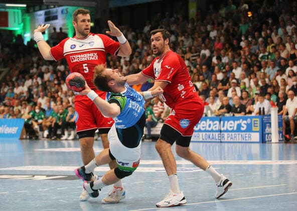 Sport Themen der Woche KW36 Sport Bilder des Tages BAU 07.09.2022 Göppingen Handball FRISCH AUF! Göppingen vs. TBV Lemgo Lippe, v.l. Jan Brosch (Lemgo), Kresimir Kozina (Göppingen), Gedeon Guardiola (Lemgo) *** BAU 07 09 2022 Goeppingen Handball FRISCH AUF Goeppingen vs TBV Lemgo Lippe, f l Jan Brosch Lemgo , Kresimir Kozina Goeppingen , Gedeon Guardiola Lemgo