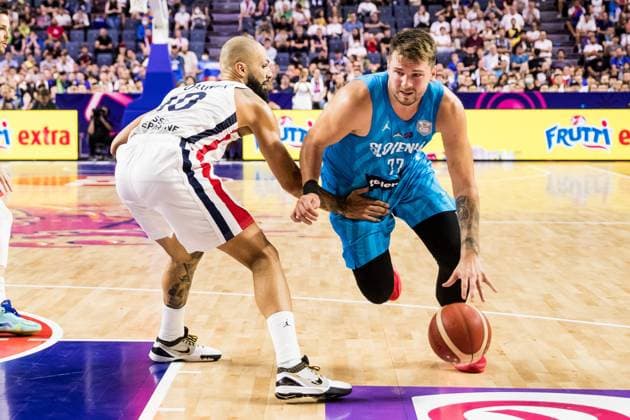 FIBA EUROBASKET, France Slovenia 07 09 2022 Evan Fournier 10 France , Luka Doncic 77 Slovenia FIBA EUROBASKET, France Slovenia, Cologne, LANXESSarena Copyright: xBEAUTIFULxSPORTS Wunderlx
