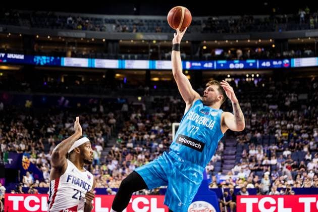 FIBA EUROBASKET, France Slovenia 07 09 2022 Andrew Albicy 21 France , Luka Doncic 77 Slovenia FIBA EUROBASKET, France Slovenia, Cologne, LANXESSarena Copyright: xBEAUTIFULxSPORTS Wunderlx