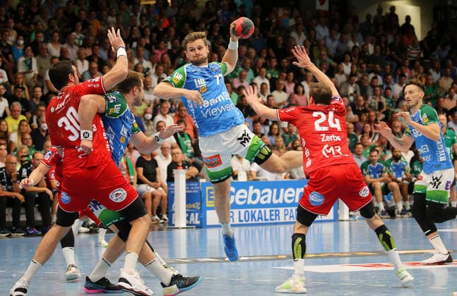 Bilder des Jahres 2022, Sport 09 September Sport Themen der Woche KW36 Sport Bilder des Tages BAU 07.09.2022 Göppingen Handball FRISCH AUF! Göppingen vs. TBV Lemgo Lippe, David Schmidt (Göppingen) am Ball *** BAU 07 09 2022 Goeppingen Handball FRISCH AUF Goeppingen vs TBV Lemgo Lippe, David Schmidt Goeppingen on the ball