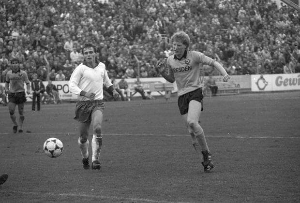 Fußball, historisch, DDR-Oberliga, Dynamo Dresden gegen Stahl Riesa (2:0), Im Laufduell zwischen Matthias Sammer (r.) und Sven Kretzschmar (Stahl l.). Im Hintergrund: Ulf Kirsten, große Kulisse, Zuschauer, 01.11.1986. ! ACHTUNG Aufnahmedatum laut Beschriftung *** Soccer, historical, GDR major league, Dynamo Dresden against Steel Riesa 2 0 , in Run duel between Matthias Sammer r and Sven Kretzschmar Steel l in Background Ulf Kirsten, Size backdrop, Viewers, 01 11 1986 ATTENTION date Loud Caption Copyright: xSZ MarionxGröningx