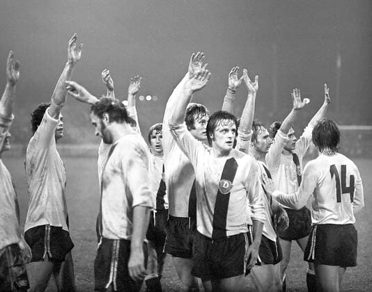 Fußball, historisch; Dynamo Dresden Europapokal, 03.11.1976, Achtelfinale: Dynamo Dresden - Ferencváros Budapest 4:0 Peter Kotte (Mitte) und die Dresdner jubeln. Volker Santrucek ! ACHTUNG Aufnahmedatum laut Beschriftung *** Soccer, historical Dynamo Dresden european cup, 03 11 1976, Eighth finals Dynamo Dresden Ferencváros Budapest 4 0 Peter Kotte centre and The Dresdner cheer Volker Santrucek ATTENTION date Loud Caption Copyright: xSZ xVolkerxSantrucekx