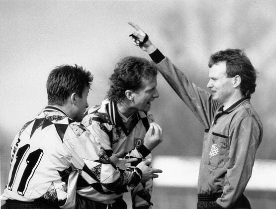 Fußball, historisch, Regionalliga: Dynamo Dresden - FC Berlin 1:0, Unzufriedenheit auf beiden Seiten: Die Dresdner Jörg Schmidt (Torschütze) und Thomas Hoßmang (M.) hadern mit dem Schiedsrichter Stephan Weber, 16.03.1996. Wolfgang Wittchen ! ACHTUNG Aufnahmedatum laut Beschriftung *** Soccer, historical, third division Dynamo Dresden FC Berlin 1 0, Dissatisfaction on both Pages The Dresdner Jörg Schmidt Scorer and Thomas Hoßmang m Hadern with the Referees Stephan weaver, 16 03 1996 Wolfgang White ATTENTION date Loud Caption Copyright: xSZ WolfgangxWittchenx