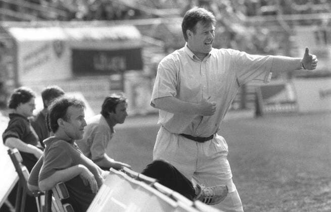 Fußball, historisch, Dynamo Dresden, Regionalliga, Saison 1995 96: Trainer Udo Schmuck vor der Bank (gestikuliert, Handzeichen), auf der Bank sitzend vorn Physiotherapeut Horst Friedl, im Spiel Dynamo gegen Wacker Nordhausen (0.), 21.04.1996. ! ACHTUNG Aufnahmedatum laut Beschriftung *** Soccer, historical, Dynamo Dresden, regional league, Season 1995 96 team manager Udo Jewellery before the Bank gesticulated, Hands , on the Bank seated front Physiotherapist Horst Friedl, in Game Dynamo against Wacker Nordhausen 0 , 21 04 1996 ATTENTION date Loud Caption Copyright: xSZ MarionxGröningx
