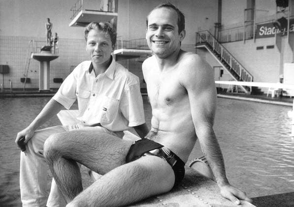 Dresden, historisch, Wasserspringen: Dresdner SC, Jan Hempel (r.) lächelnd und Synchron-Partner Heiko Meyer am Beckenrand bei den der bei den Olympischen Spielen 2000 in Sydney gewann das Duo die Bronzemedaille im Turm-Synchronspringen, 21.05.1997. ! ACHTUNG Aufnahmedatum laut Beschriftung *** Dresden, Sports, historical, Water jumping Dresdner SC, Jan Hempel r smiling and Synchronous Partner Heiko Meyer at Pelvic rim at the the at the Olympic Play 2000 in Sydney won the Duo The Bronze medal in Tower synchronized jumping, 21 05 1997 ATTENTION date Loud Caption Copyright: xSZ MarionxGröningx
