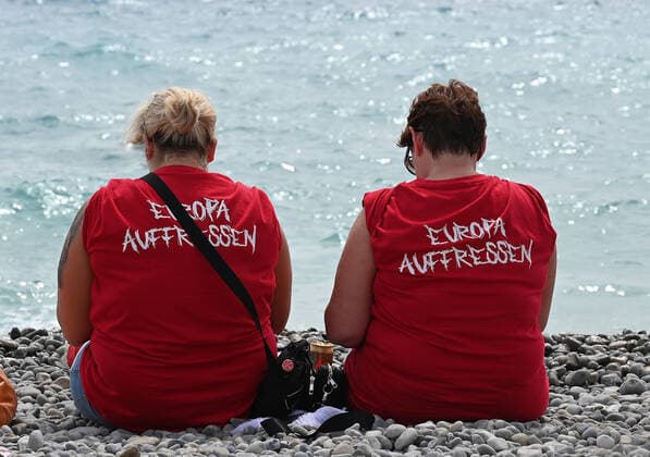 08 09 2022, Nice, France, Allianz Riviera, OGC Nice vs 1 FC Koeln UEFA Europa Conference League 2022 2023 Group D, fans of 1 FC Koeln on the beach of Nice Photo Ralf Treese Nice Allianz Riviera France  521_NIZKOE20220908_005 Treese-521