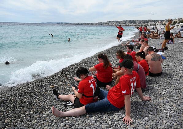 08 09 2022, Nice, France, Allianz Riviera, OGC Nice vs 1 FC Koeln UEFA Europa Conference League 2022 2023 Group D, fans of 1 FC Koeln on the beach of Nice Photo Ralf Treese Nice Allianz Riviera France  521_NIZKOE20220908_006 Treese-521
