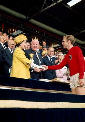 1966 World Cup Final 30 July 1966 - FIFA World Cup, WM, Weltmeisterschaft, Fussball Final - England v West Germany England captain Bobby Moore shakes the hand of Queen Elizabeth II as he accepts the trophy Photo: Gerry Cranham Offside London UK *** Endspiel der Fußballweltmeisterschaft 1966 30. Juli 1966 Endspiel der FIFA-Weltmeisterschaft England gegen Westdeutschland Der englische Kapitän Bobby Moore schüttelt Königin Elizabeth II. die Hand, als er die Trophäe entgegennimmt Foto Gerry Cranham Abseits London UK  Copyright: xGerryxCranhamxOffside