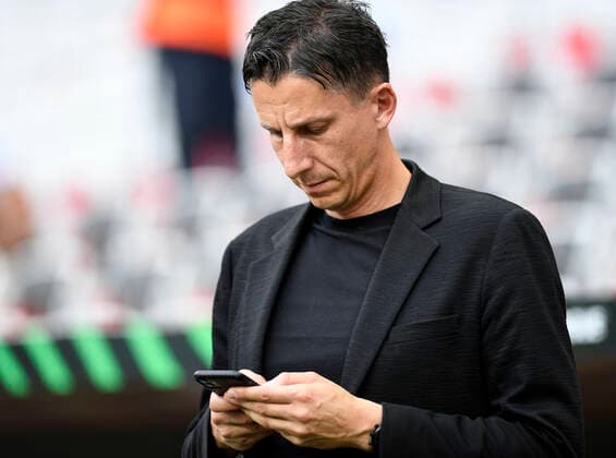 08 09 2022, Nice, France, Allianz Riviera, OGC Nice vs 1 FC Koeln UEFA Europa Conference League 2022 2023 Group D, sporting director Christian Keller 1 FC Koeln looks at his cell phone photo Ralf Treese Nice Allianz Riviera France  521_NIZKOE20220908_019 Treese-521