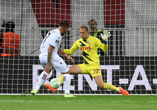 08 09 2022, Nice, France, Allianz Riviera, OGC Nice vs 1 FC Koeln UEFA Europa Conference League 2022 2023 Group D, Andy Delort OGC Nice and goalkeeper Marvin Schwaebe 1 FC Koeln in a duel Photo Ralf Treese Nice Allianz Riviera France  521_NIZKOE20220908_031 Treese-521