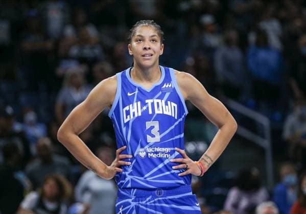 CHICAGO, IL - SEPTEMBER 08: Chicago Sky forward Candace Parker (3) looks on during the second half in game 5 of the WNBA, Basketball Damen, USA Semifinals between the Connecticut Sun and the Chicago Sky on September 8, 2022 at Wintrust Arena in Chicago, IL. Photo by Melissa Tamez Icon Sportswire) WNBA: SEP 08 Playoffs Semifinals Connecticut Sun at Chicago Sky Icon22090855