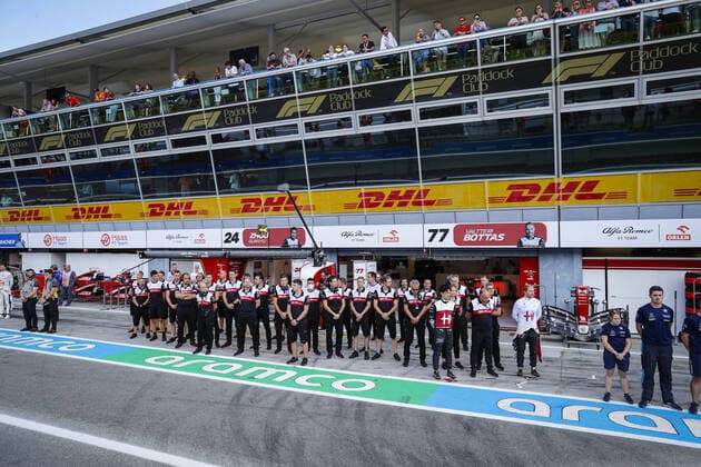 Alfa Romeo racing team Minute of silence for Queen Elizabeth of England during the Formula 1 Pirelli Gran Premio d™Italia 2022, Italian Grand Prix 2022, 16th round of the 2022 FIA Formula One World Championship, WM, Weltmeisterschaft from September 9 to 11, 2022 on the Autodromo Nazionale di Monza, in Monza, Italy - F1 - ITALIAN GRAND PRIX 2022 DPPI Panoramic  _V2_0809