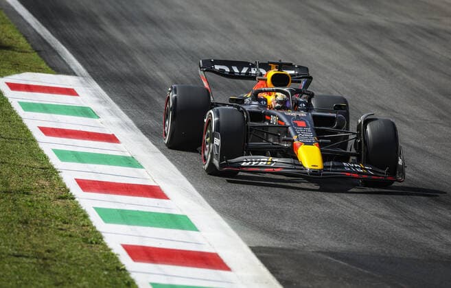 01 VERSTAPPEN Max (nld), Red Bull Racing RB18, action during the Formula 1 Pirelli Gran Premio d™Italia 2022, Italian Grand Prix 2022, 16th round of the 2022 FIA Formula One World Championship, WM, Weltmeisterschaft from September 9 to 11, 2022 on the Autodromo Nazionale di Monza, in Monza, Italy - F1 - ITALIAN GRAND PRIX 2022 DPPI Panoramic  G00D5389