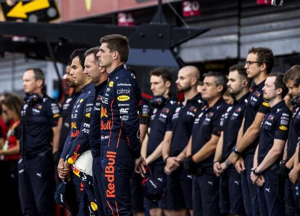MONZA The team of Max Verstappen Oracle Red Bull Racing holds a minute of silence in memory of the late British Queen Elizabeth II prior to the 1st free practice session leading up to the F1 Grand Prix of Italy at the Monza Circuit on September 9, 2022 in Monza, Italy REMKO DE WAAL F1 Grand Prix of Italy Practice 1 2022 xVIxANPxSportx xxANPxIVx 454379553 originalFilename: 454379553.jpg