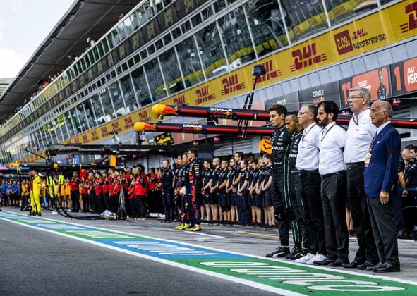 MONZA Drivers and members of F1 and FIA hold a minute of silence in the pit lane in memory of the late British Queen Elizabeth II prior to the 1st free practice session leading up to the F1 Grand Prix of Italy at the Monza Circuit on September 9, 2022 in Monza, Italy REMKO DE WAAL F1 Grand Prix of Italy Practice 1 2022 xVIxANPxSportx xxANPxIVx 454379683 originalFilename: 454379683.jpg