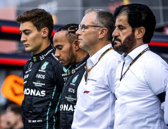 MONZA VLNR George Russell Mercedes , Lewis Hamilton Mercedes , Stefano Domenicali F1 and Mohammed Ben Sulayem FIA hold a minute of silence in memory of the late British Queen Elizabeth II prior to free practice 1 build up to the F1 Grand Prix of Italy at the Circuit de Monza on September 9, 2022 in Monza, Italy REMKO DE WAAL F1 Grand Prix of Italy Practice 1 2022 xVIxANPxSportx xxANPxIVx 454379958 originalFilename: 454379958.jpg