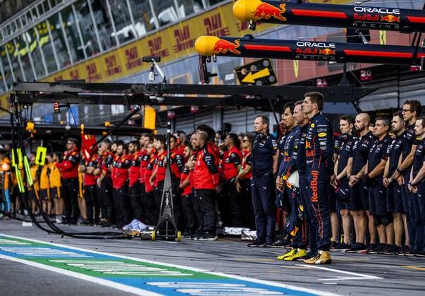 MONZA The team of Max Verstappen Oracle Red Bull Racing holds a minute of silence in memory of the late British Queen Elizabeth II prior to the 1st free practice session leading up to the F1 Grand Prix of Italy at the Monza Circuit on September 9, 2022 in Monza, Italy REMKO DE WAAL F1 Grand Prix of Italy Practice 1 2022 xVIxANPxSportx xxANPxIVx 454380508 originalFilename: 454380508.jpg