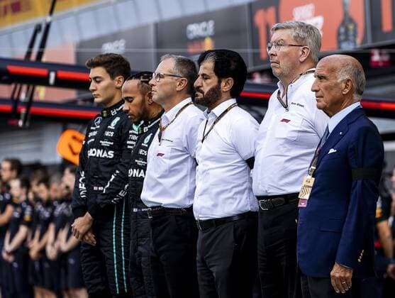 MONZA VLNR George Russell Mercedes , Lewis Hamilton Mercedes , Stefano Domenicali F1 , Mohammed Ben Sulayem FIA and Ross Brawn F1 hold a minute s silence in memory of the late British Queen Elizabeth II prior to in the 1st free practice in the run up to the F1 Grand Prix of Italy at the Monza Circuit on September 9, 2022 in Monza, Italy REMKO DE WAAL F1 Grand Prix of Italy Practice 1 2022 xVIxANPxSportx xxANPxIVx 454380566 originalFilename: 454380566.jpg