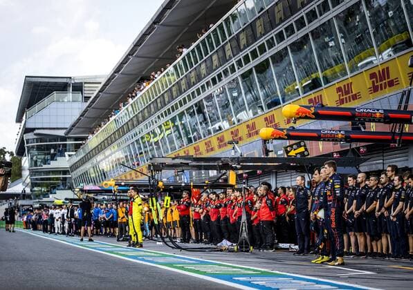 MONZA Drivers and members of F1 and FIA hold a minute of silence in the pit lane in memory of the late British Queen Elizabeth II ahead of the 1st free practice session leading up to the F1 Grand Prix of Italy at the Monza Circuit on September 9, 2022 in Monza, Italy REMKO DE WAAL F1 Grand Prix of Italy Practice 1 2022 xVIxANPxSportx xxANPxIVx 454380606 originalFilename: 454380606.jpg