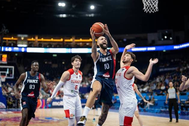 Basketball Berlin 10 09 2022 Eurobasket 2022 Round of 16 Turkey TUR France FRA Evan Fournier France, No 10 Alperen Sengun Turkey, No 23