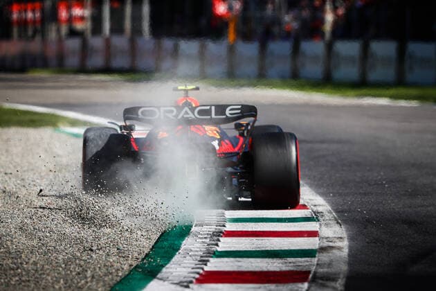 11 PEREZ Sergio (mex), Red Bull Racing RB18, action during the Formula 1 Pirelli Gran Premio d™Italia 2022, Italian Grand Prix 2022, 16th round of the 2022 FIA Formula One World Championship, WM, Weltmeisterschaft from September 9 to 11, 2022 on the Autodromo Nazionale di Monza, in Monza, Italy - F1 - ITALIAN GRAND PRIX 2022 DPPI Panoramic  00122037__V2_3018