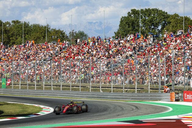 55 SAINZ Carlos (spa), Scuderia Ferrari F1-75, action during the Formula 1 Pirelli Gran Premio d™Italia 2022, Italian Grand Prix 2022, 16th round of the 2022 FIA Formula One World Championship, WM, Weltmeisterschaft from September 9 to 11, 2022 on the Autodromo Nazionale di Monza, in Monza, Italy - F1 - ITALIAN GRAND PRIX 2022 DPPI Panoramic  00122037_GOOD8547.JPG_