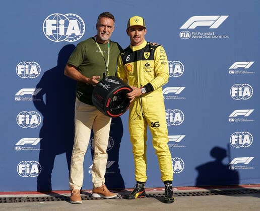 FORMULA 1 PIRELLI GRAN PREMIO D ITALIA 2022 10 09 2022, Autodromo Nazionale di Monza, Monza, FORMULA 1 PIRELLI GRAN PREMIO D ITALIA 2022 ,in the picture footballer Gabriel Batistuta presents Charles Leclerc MCO , Scuderia Ferrari the award for the pole position nordphotoxGmbHx xBratic nph00250