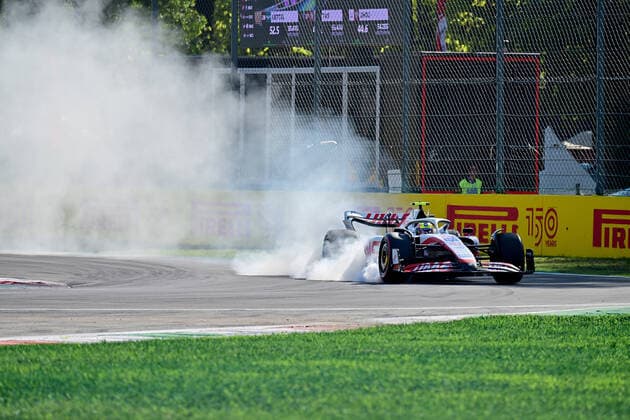 10 09 2022, Autodromo Nazionale di Monza, Monza, FORMULA 1 PIRELLI GRAN PREMIO D ITALIA 2022 ,in the picture Mick Schumacher DEU , Haas F1 Team brakes before the first turn Monza Autodromo Nazionale di Monza Italy  eu-images-506