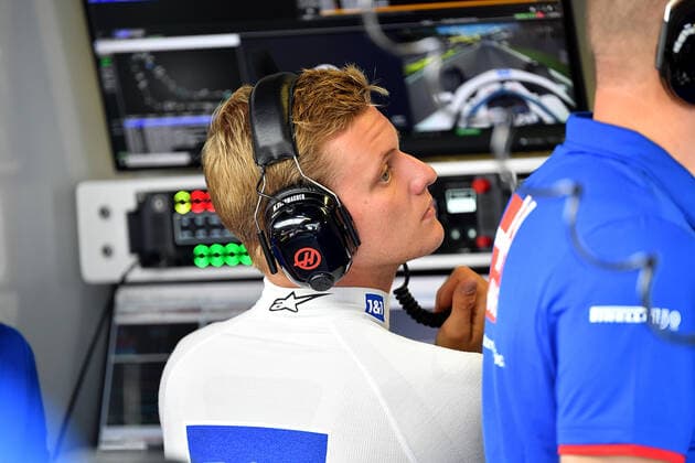 10 09 2022, Autodromo Nazionale di Monza, Monza, FORMULA 1 PIRELLI GRAN PREMIO D ITALIA 2022 ,in picture Mick Schumacher DEU , Haas F1 Team at the command post Monza Autodromo Nazionale di Monza Italy  eu-images-506