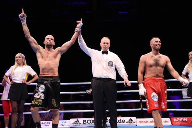 Bilder des Jahres 2022, Sport 09 September Sport Themen der Woche KW36 Sport Bilder des Tages Boxen: Agon Fightnight, Wuppertal, 10.09.2022 EBU-Europameisterschaft: Marten Arsumanjan (GER) - Björn Schicke (GER) Wuppertal Germany *** Boxing Agon Fightnight, Wuppertal, 10 09 2022 EBU European Championship Marten Arsumanjan GER Björn Schicke GER Wuppertal Germany