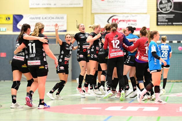 Sport Themen der Woche KW36 Sport Bilder des Tages Handball I Frauen I Saison 2022-2023 I 2. HBF I 1. Spieltag I HL Buchholz 08-Rosengarten - ESV 1927 Regensburg I 10.09.2022 Jubel, Begeisterung, Enthusiasmus, Euphorie, Freude, Glücksgefühl, Heiterkeit bei: HL Buchholz 08-Rosengarten nach dem Schlusspfiff Buchholz in der Nordheide Nordheidehalle Niedersachsen Deutschland *** Handball I Women I Season 2022 2023 I 2 HBF I 1 Matchday I HL Buchholz 08 Rosengarten ESV 1927 Regensburg I 10 09 2022 jubilation, excitement, enthusiasm, euphoria, joy, happiness, cheerfulness at HL Buchholz 08 Rosengarten after the final whistle Buchholz in der Nordheide Nordheidehalle Lower Saxony Germany Copyright: xLobeca FelixxSchlikisx